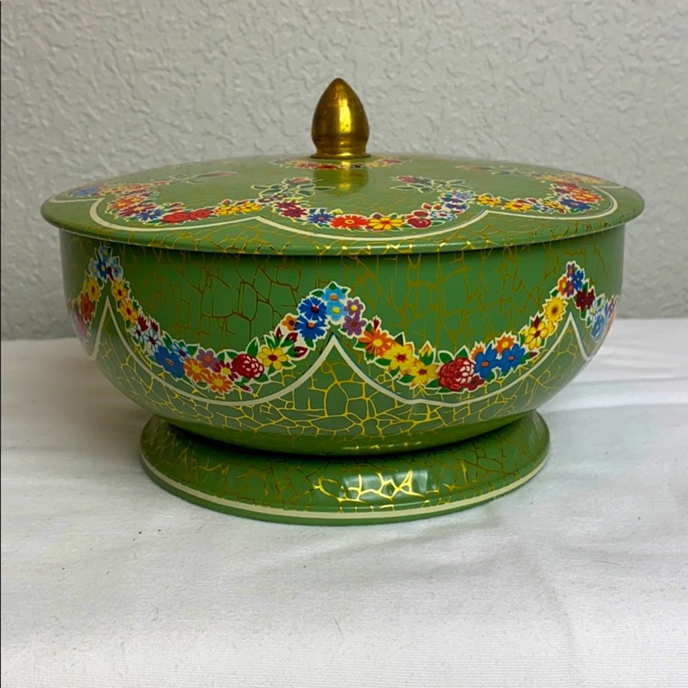 Vintage pedestal circular tin with cover and knob